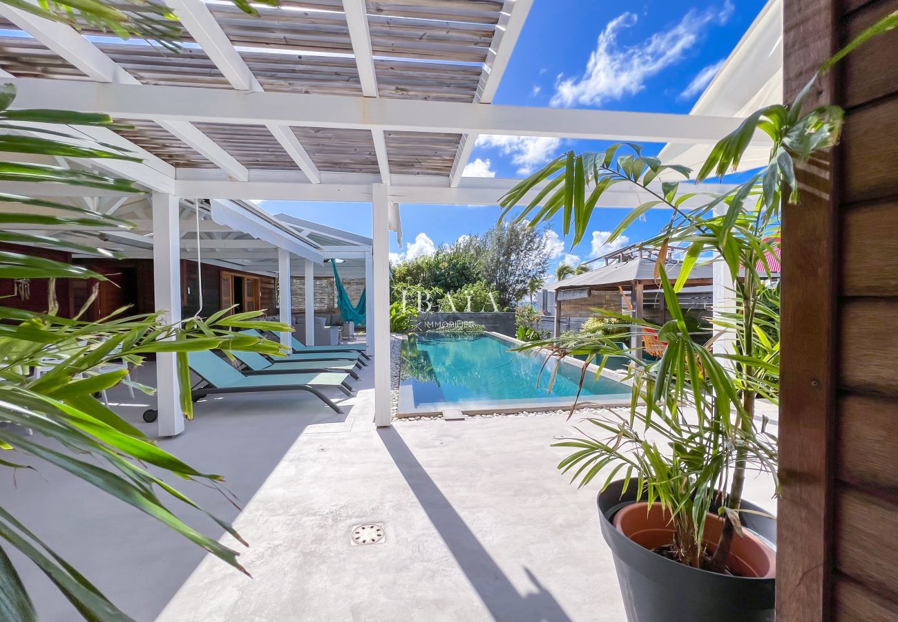 Terrasse ombragée et farminete au bord de la piscine