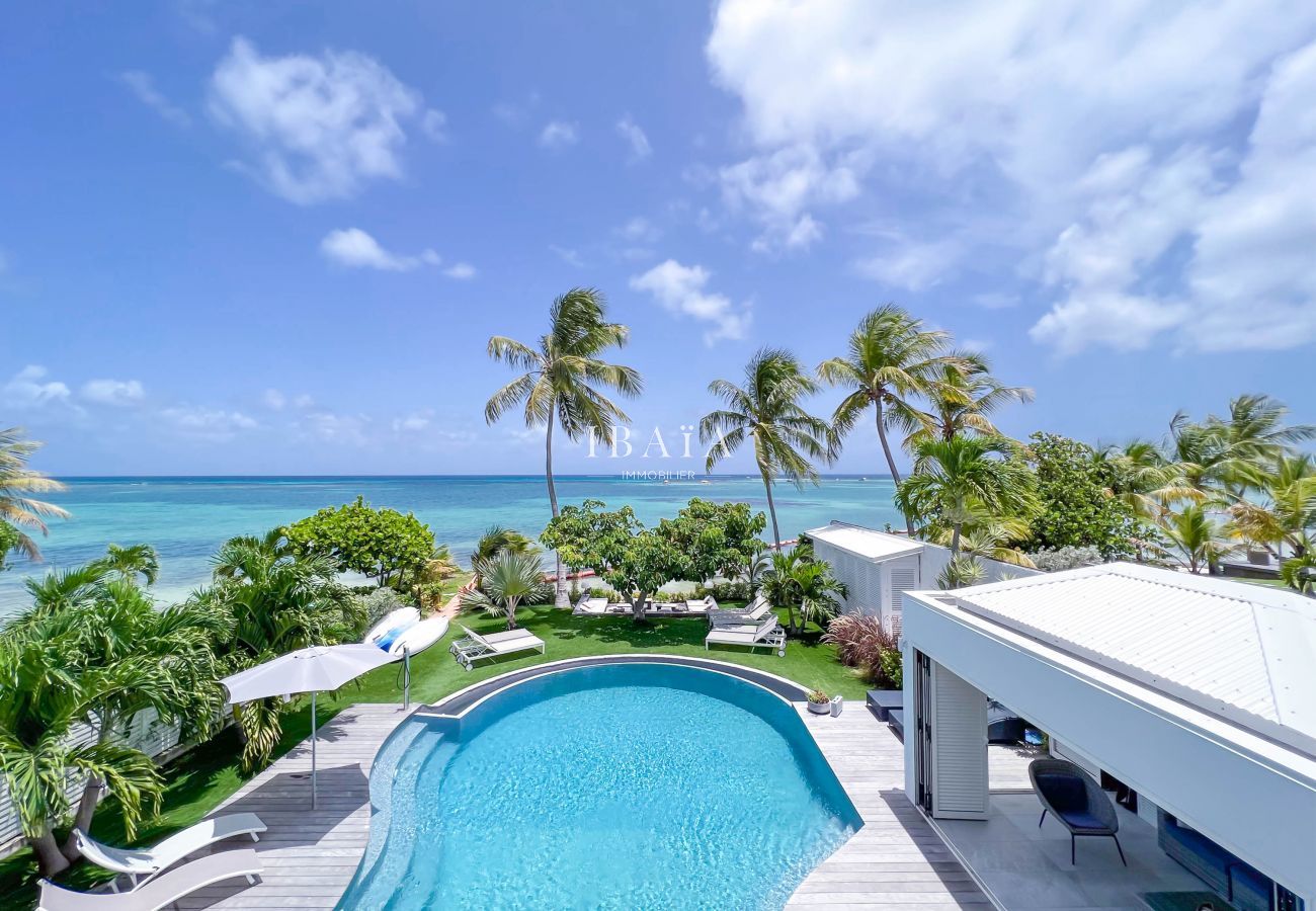 Vue depuis le balcon de la chambre au 1er étage sur la mer et la piscine à débordement