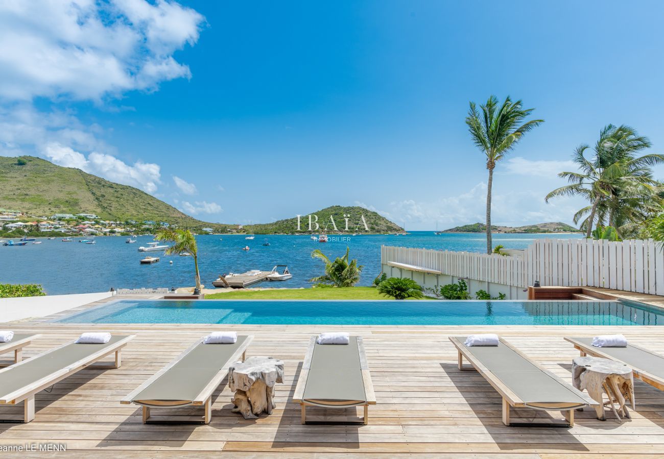 Piscine débordement terrasse bois transat vue mer proche plages