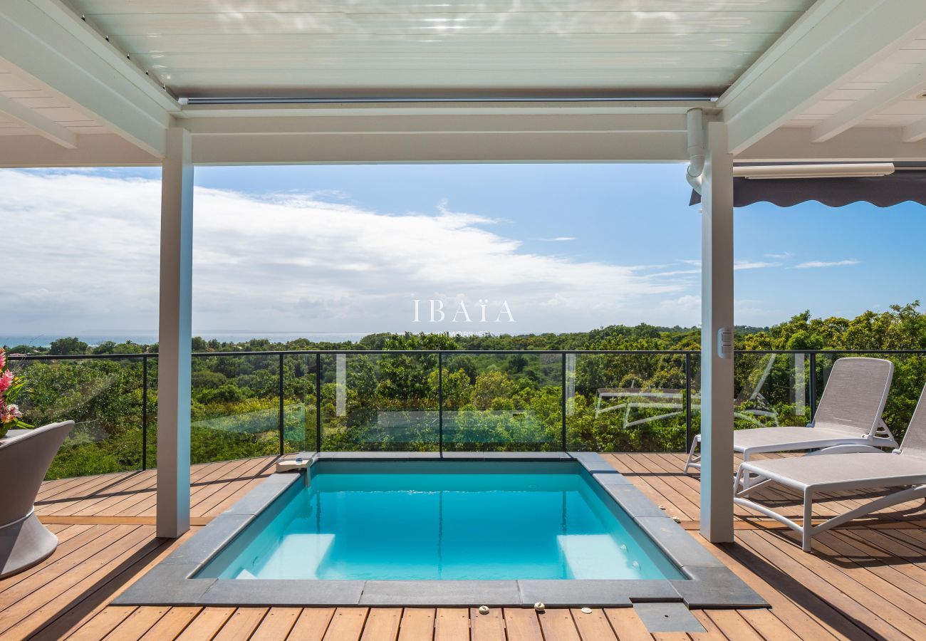 Terrasse élégante avec piscine donnant sur la forêt