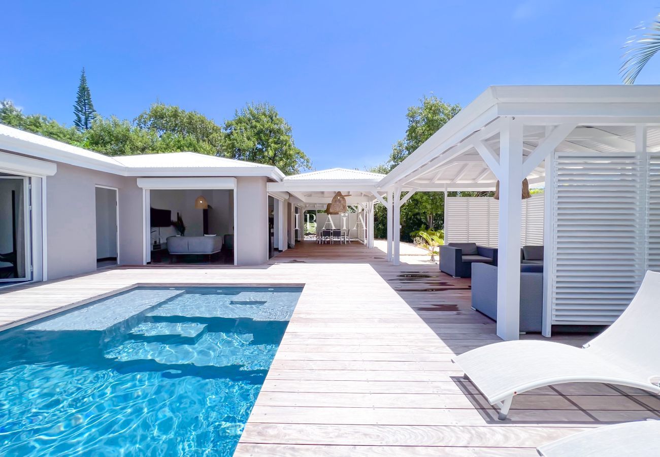 Terrasse et piscine de la Villa Luma