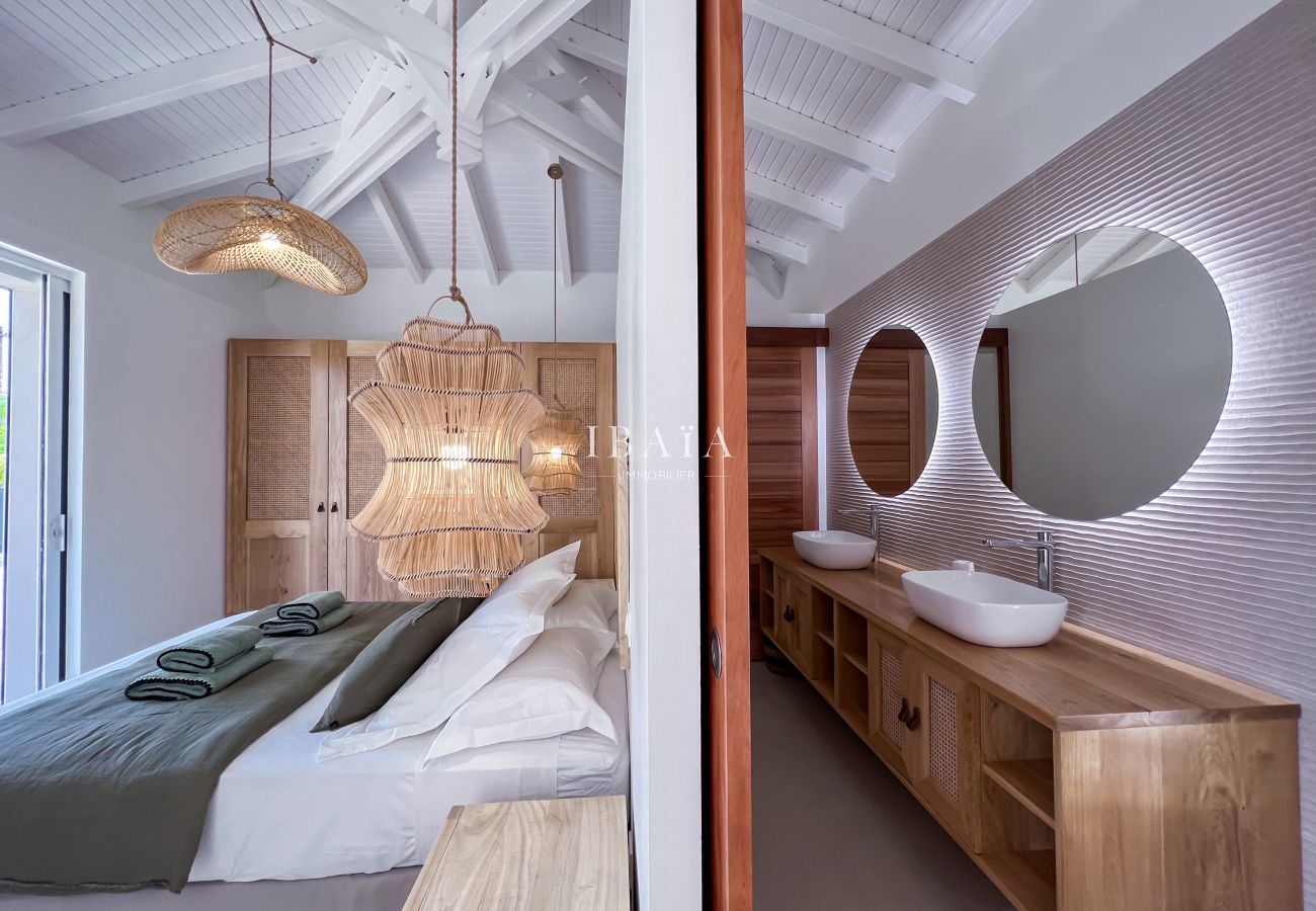 Intérieur moderne d’une location de vacances avec chambre et salle de bain