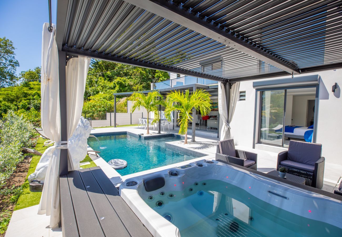 Villa moderne avec piscine, jacuzzi et pergola dans un cadre tropical